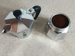 Кавоварка гейзерна Bialetti Moka Express (0.190 л – на 4 чашки) фото від покупців 2