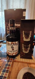 Алкогольный напиток на основе Карибского рома Captain Morgan Spiced Black 0.7 л 40% + 2 чарки (4820178650533_G)