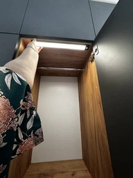 Світлодіодна лампа з акумулятором для кухні ванної коридору шафи з датчиком руху LED світильник бездротовий нічник підсвітка енергозберігаюча автономна LED 40 см OnePro чорний 68599