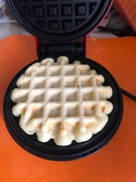 Стильная и портативная, электрическая мини - вафельница Waffle Maker с антипригарным покрытием, красная (SKU-5142) фото от покупателей 2