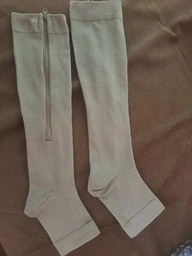 Гольфи для профілактики варикозу компресійні еластичні Zip Sox, стягуючі гольфи для зняття втоми та набряків ніг, з блискавкою, розмір S/M, 2 шт у комплекті Бежеві, ZSG-150-S/M-Beige фото від покупців 4