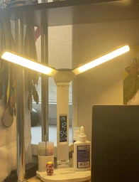 Светодиодная настольная лампа трансформер на аккумуляторе с дисплеем 12в1 Tech Lamp - многофункциональная с двойным источником света, календарем, термометром и держателем для ручек, белая фото от покупателей 2