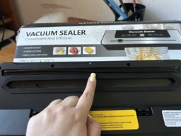 Вакууматор побутовий для продуктів їжі з дисплеєм та різаком Vacuum Sealer 120W вакууманий пакувальник автоматичний + 10 пакетів фото від покупців 6