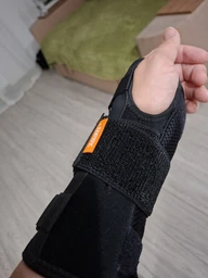 Ортез для зап'ястя AOLIKES 1684 із шиною для лівої руки універсальний розмір Чорний