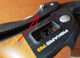 Секатор Fiskars PowerStep Р83 с храповым механизмом (1000575) фото от покупателей 1