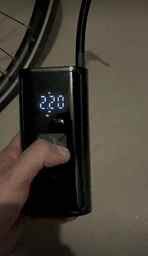 Автомобільний акумуляторний компресор безпровідний, насос автонасос для коліс автомобіля машини авто портативний компресор для підкачки шин фото від покупців 1