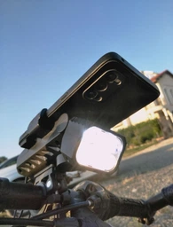 Велоліхтар 4 в 1 на кермо з тримачем телефону Power Bank 4000 мАг та вбудованим гудком клаксоном 30 дБ передня фара для самокату та скутеру з LED індикатором заряду, чорний фото від покупців 12