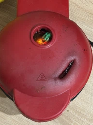 Вафельница мини Vaffle maker mini для венских и бельгийских вафель, сендвичница чёрно-красная фото от покупателей 3