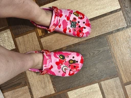 Кроксы Crocs Bape зеленые унисекс 36-37 на стопу 22 см резиновые сабо с ремешком, вентиляционными отверстиями и джибитсами