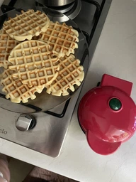 Стильная и портативная, электрическая мини - вафельница Waffle Maker с антипригарным покрытием, красная (SKU-5142) фото от покупателей 2