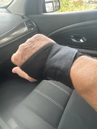 Регулируемый бандаж для запястья Hand фиксатор на руку / лучезапястный сустав для спорта на липучке, 35.5х7 см, черный (106986647) фото от покупателей 2