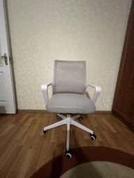 Офисное компьютерное кресло с сетчатой спинкой, мягким сиденьем, подлокотниками и 5 колесами, грузоподъемностью до 120 кг, серого цвета