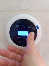 Датчик угарного газа и дыма 2 в 1 комбинированный детектор CO автономный противопожарный сигнализатор пожарная сигнализация для дома квартиры с LCD-дисплеем + батарейки