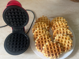 Вафельница мини Vaffle maker mini для венских и бельгийских вафель, сендвичница чёрно-красная фото от покупателей 4