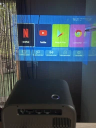 Проектор для фільмів домашній кінотеатр LED портативний Wi-Fi Android Bluetooth 1280×720 HD з автофокусом автокорекцією трапеції пультом HDMI USB з поворотом 180° для перегляду серіалів ігор на стіну стелю компактний для дому квартири відпочинку