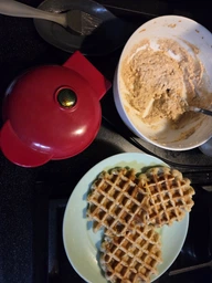 Вафельница мини Vaffle maker mini для венских и бельгийских вафель, сендвичница чёрно-красная фото от покупателей 1