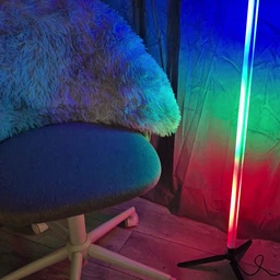 Світлодіодна підлогова лампа RGB LED на тринозі: багатоколірний дизайнерський торшер для дому та студії, світлова колона, статичні та динамічні режими світіння, керування пультом, інтер'єрна підсвітка, живлення USB, Чорний фото від покупців 5