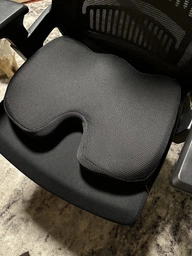 Ортопедична подушка для сидіння JoyPoint Coccyx Comfort на офісний стілець авто крісла водія в машину анатомічна ергономічна автомобільна сидушка бустер під попу з ефектом пам'яті меморі від геморою на офісне крісло табурет сидіння автомобіля чорна фото від покупців 2
