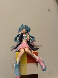 Колекційна фігурка Hatsune Miku сидяча з ПВХ пластику 15 см, статуетка Хацуне Міку декоративна для інтерʼєру
