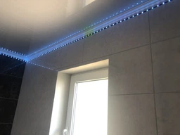 Розумна світлодіодна Smart LED стрічка RGB 5050 з Bluetooth додатком комплект 5 метрів водостійка від USB багатобарвна самоклеюча блютуз діодна лед гірлянда ргб з пультом 5 вольт для підсвічування та освітлення фото від покупців 3