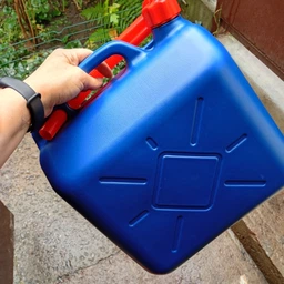 Канистра пластиковая вертикальная с лейкой 10л bi-plast фото от покупателей 3
