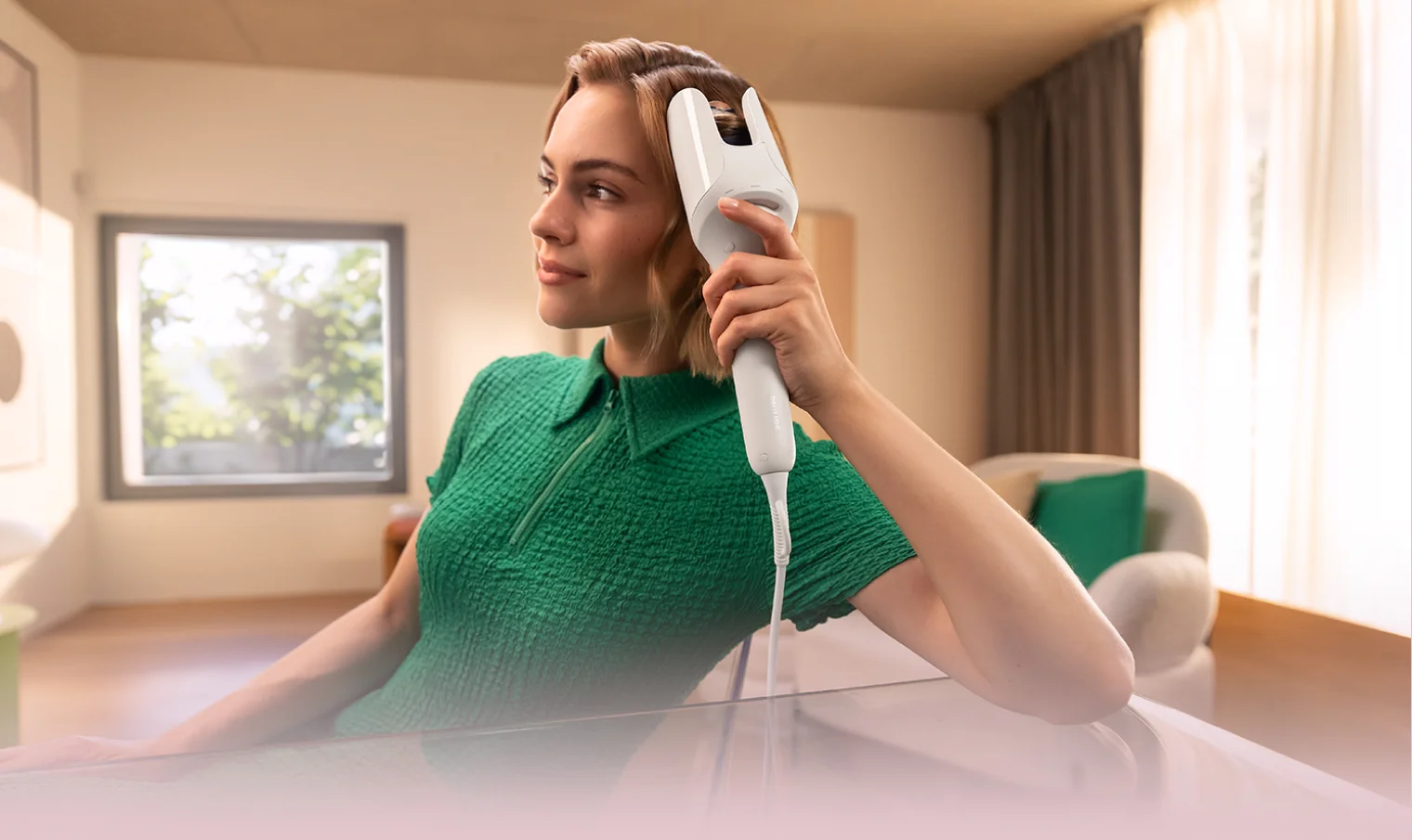 Девушка со стрижкой каре использует автостайлер Philips WavePro серии 9000 для создания локонов