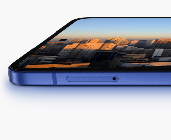 Розкладений Galaxy Flip7 лежить горизонтально, основним екраном до глядача. Кольори підсилено технологією Vision Booster.
