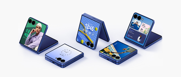 П’ять смартфонів Galaxy Flip7 розташовані в різних положеннях із видимим FlexWindow. На зовнішніх екранах пристроїв відображаються: портрет із віджетом годинника, віджет годинника, що трансформується у віджет карти, інформаційні віджети, відеошпалери та основний екран зовнішнього дисплея.