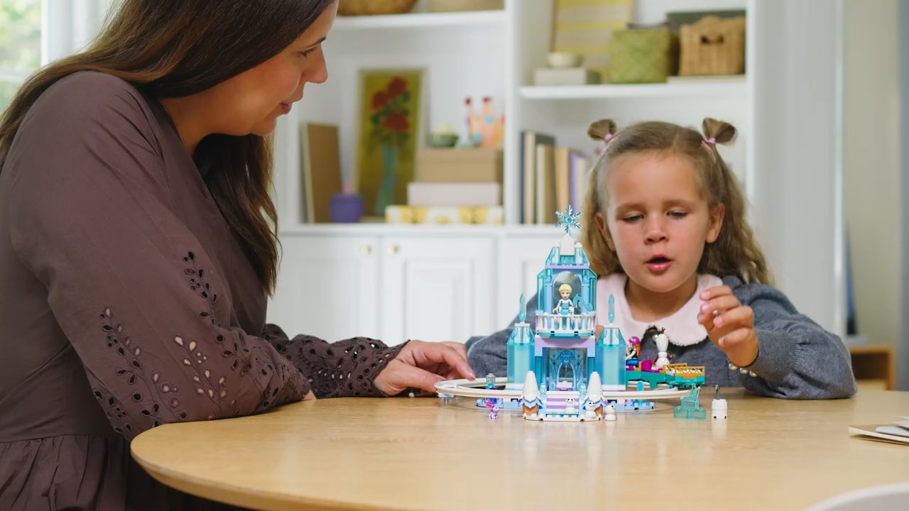 Конструктор LEGO Disney Princess Ледяной дворец Эльзы и веселое