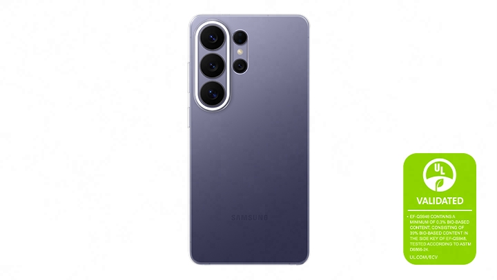 Вид сзади на Galaxy S26 Ultra в цвете кобальтовый фиолетовый в прозрачном чехле, подчеркивающем прозрачную поверхность чехла и минималистичный дизайн. Нанесена маркировка о подтверждении соответствия экологическим заявлениям UL «ПОДТВЕРЖДЕНО UL. EF-QS948 СОДЕРЖИТ НЕ МЕНЕЕ 0.3% МАТЕРИАЛОВ ИЗ БИОЛОГИЧЕСКОГО СЫРЬЯ, СОСТОЯЩИХ ИЗ 39% МАТЕРИАЛОВ ИЗ БИОЛОГИЧЕСКОГО СЫРЬЯ В БОКОВОЙ КЛАВИШЕ EF-QS948, ИСПЫТАНО НА СООТВЕТСТВИЕ СТАНДАРТУ ASTM D6866-24. UL.COM/ECV»