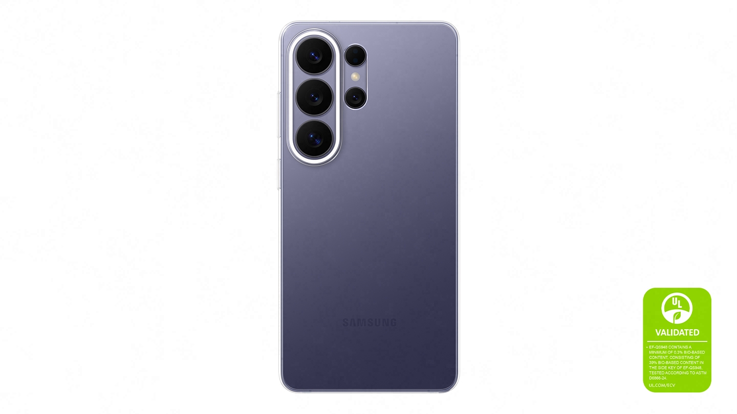 Вид ззаду на Galaxy S26 Ultra кольору кобальтовий фіолетовий у прозорому чохлі, що підкреслює прозору поверхню чохла та мінімалістичний дизайн. Нанесено маркування про підтвердження відповідності екологічним заявам UL «ПІДТВЕРДЖЕНО UL. EF-QS948 МІСТИТЬ ЩОНАЙМЕНШЕ 0.3% МАТЕРІАЛІВ З БІОЛОГІЧНОЇ СИРОВИНИ, ЩО СКЛАДАЮТЬСЯ З 39% МАТЕРІАЛІВ ІЗ БІОЛОГІЧНОЇ СИРОВИНИ В БОКОВІЙ КЛАВІШІ EF-QS948, ВИПРОБУВАНО НА ВІДПОВІДНІСТЬ СТАНДАРТУ ASTM D6866-24. UL.COM/ECV»
