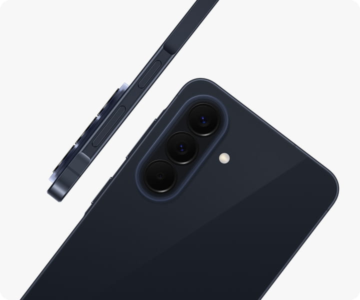 Galaxy A57 5G у синьому кольорі й видно ззаду під кутом, що підкреслює виступ, на якому розташована потрійна камера. Інший Galaxy A57 5G синього кольору демонструється збоку; у цьому ракурсі підкреслюється витончений дизайн.