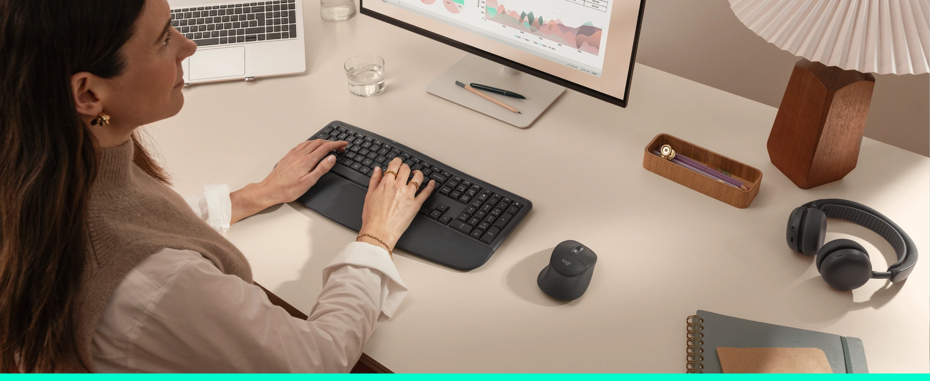 Рабочее место с мышью и клавиатурой Logitech