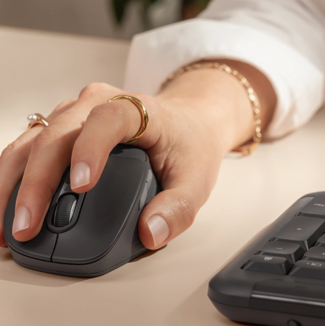 Рука на миші Logitech M850L з коліщатком SmartWheel