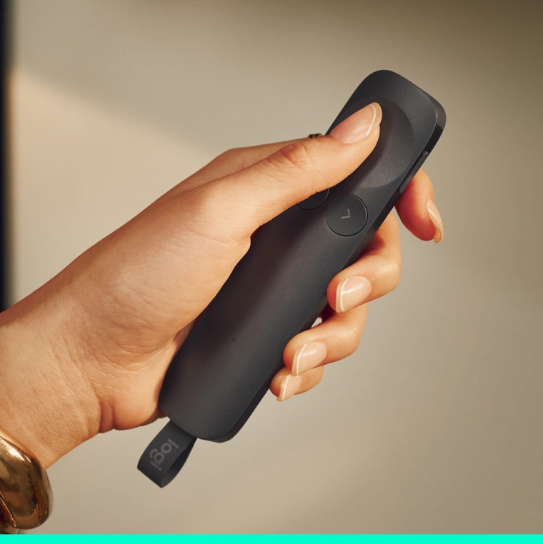 Рука тримає презентер Logitech Spotlight 2