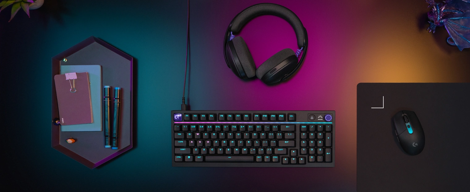 Logitech G305 X Superlight на игровом рабочем столе