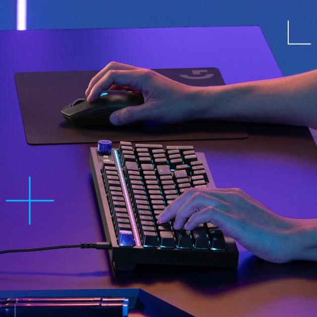 Рука на игровой мыши Logitech G305 X Superlight во время игры