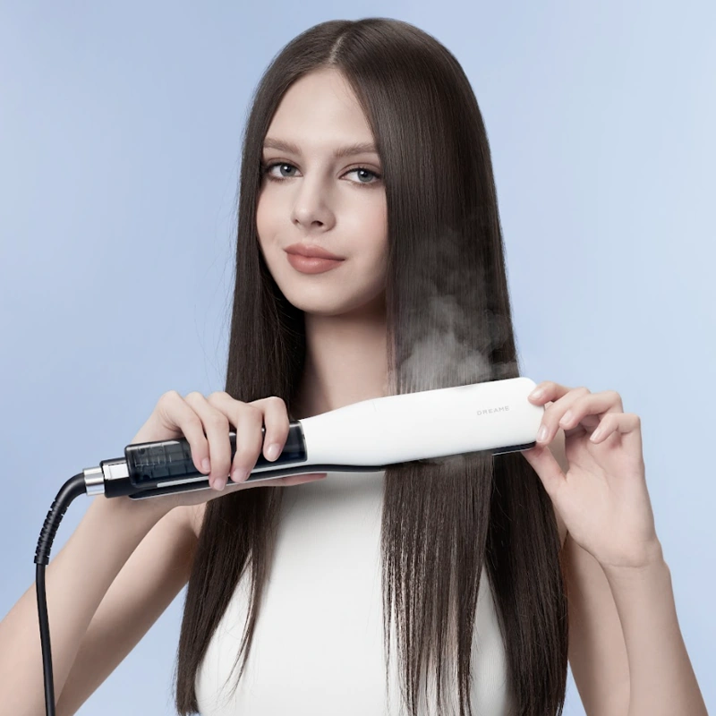 Девушка выпрямляет волосы выпрямителем Dreame AuraSteam Straight