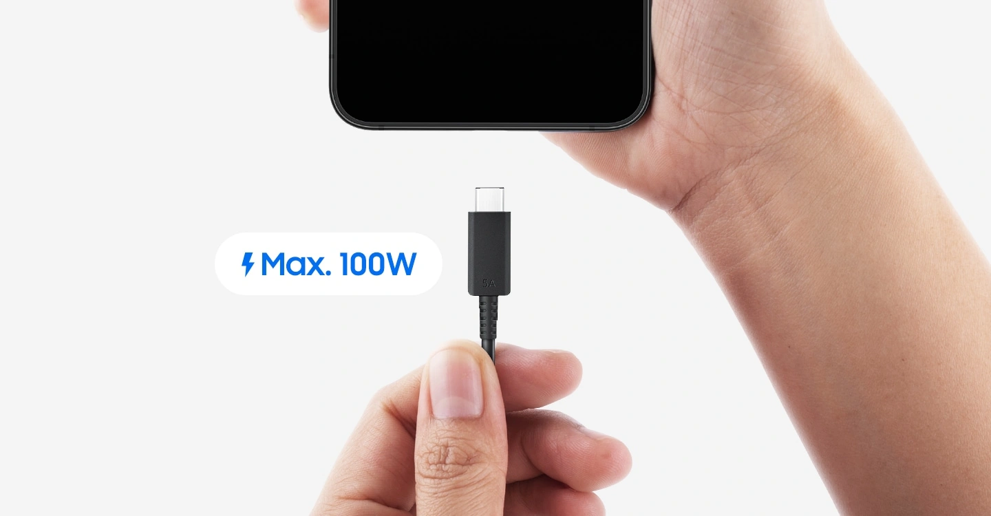 Рука держит смартфон Galaxy. Другая рука держит USB-кабель, готовясь подключить его к порту смартфона. Надпись «Макс. 100 Вт».