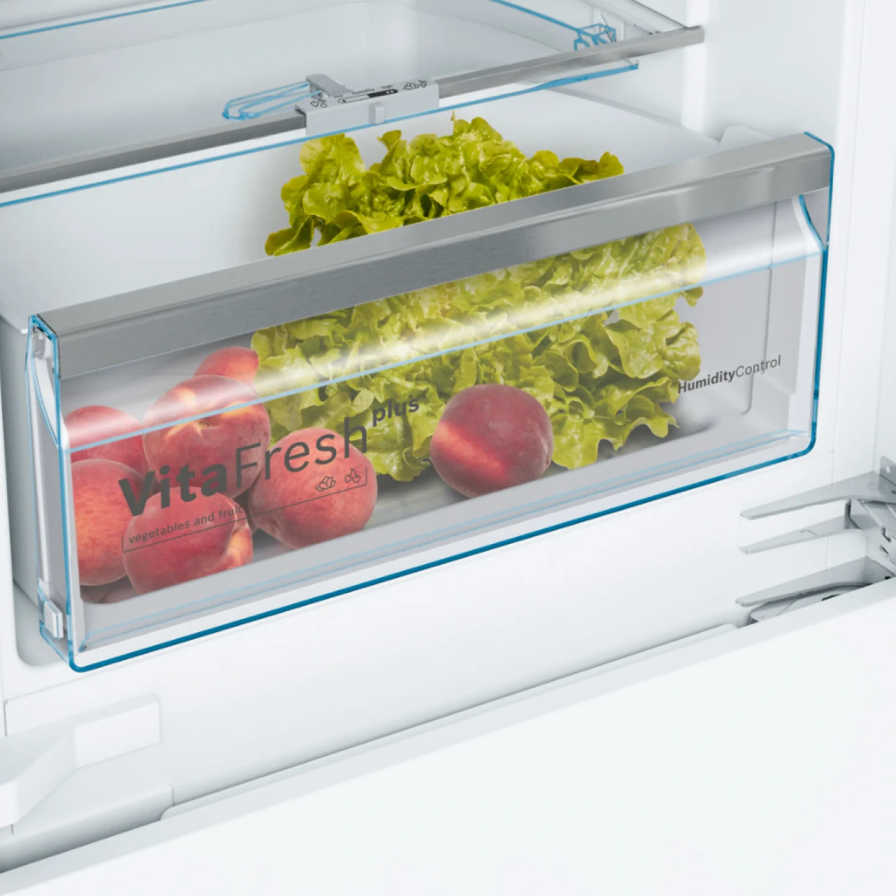 Контейнер VitaFresh холодильника Bosch KIS87AFE0N со свежими овощами и фруктами