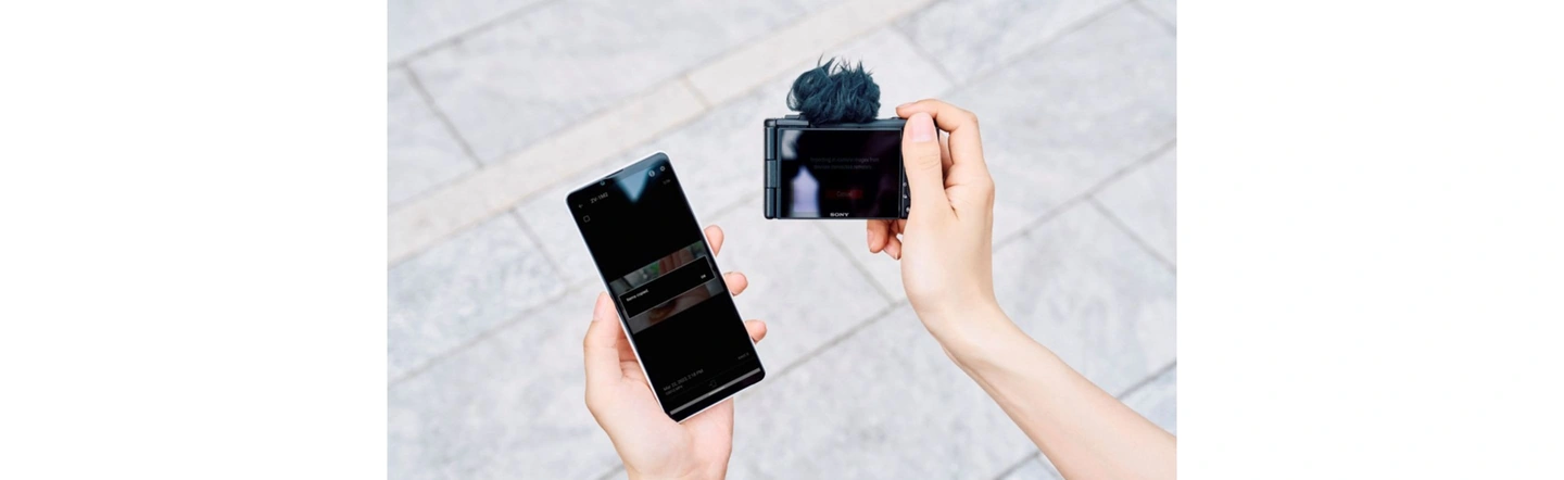 Зображення людини, що переносить дані з камери на смартфон