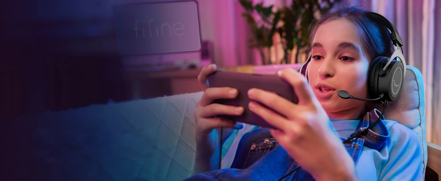 Геймерша в наушниках FIFINE H3 во время длительной игры