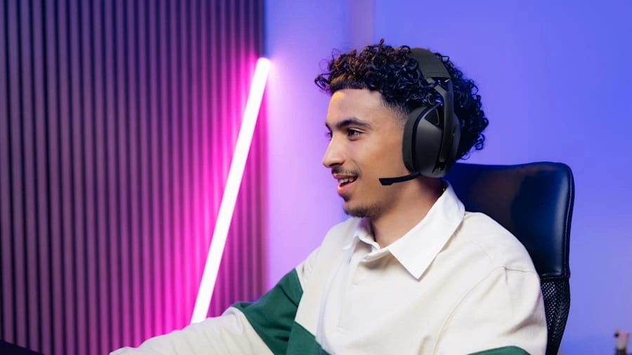 Хлопець-геймер у гарнітурі Logitech G321 LIGHTSPEED із мікрофоном