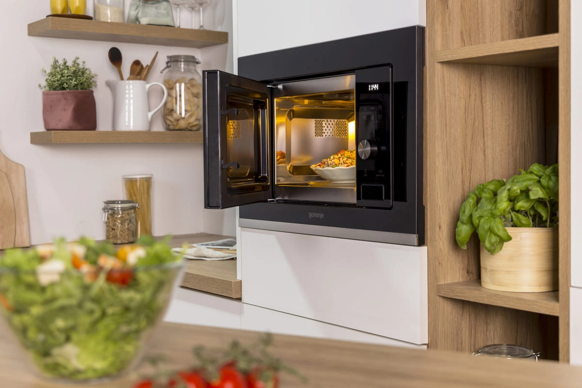 Защитный выключатель останавливает работу микроволновой печи Gorenje при открытой дверце