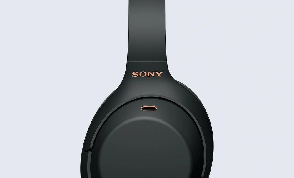 Чашка наушников Sony WH-1000XM4 крупным планом