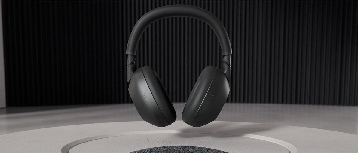 Чёрные наушники Sony WH-1000XM6 в воздухе над светлым подиумом в студии