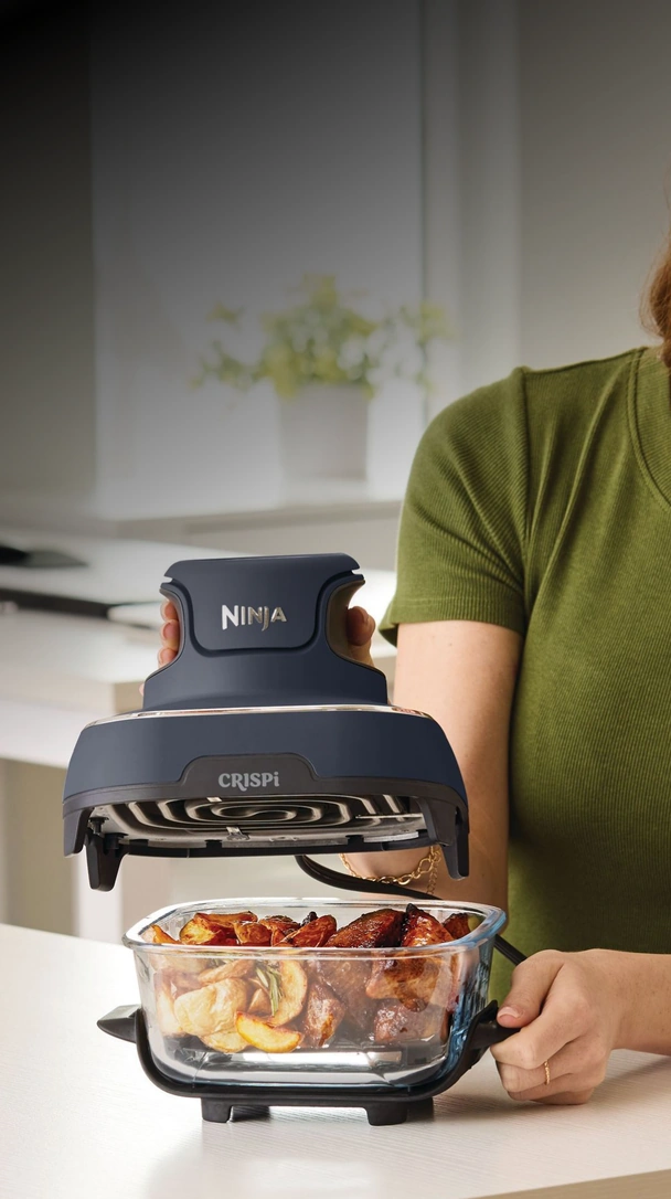 Мультипечь Ninja CRISPi на рабочем столе в офисе