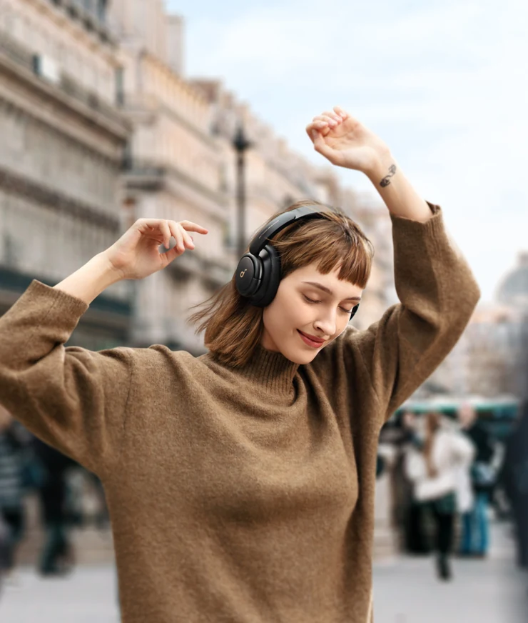 Чоловік у навушниках Life Q30 на вулиці міста