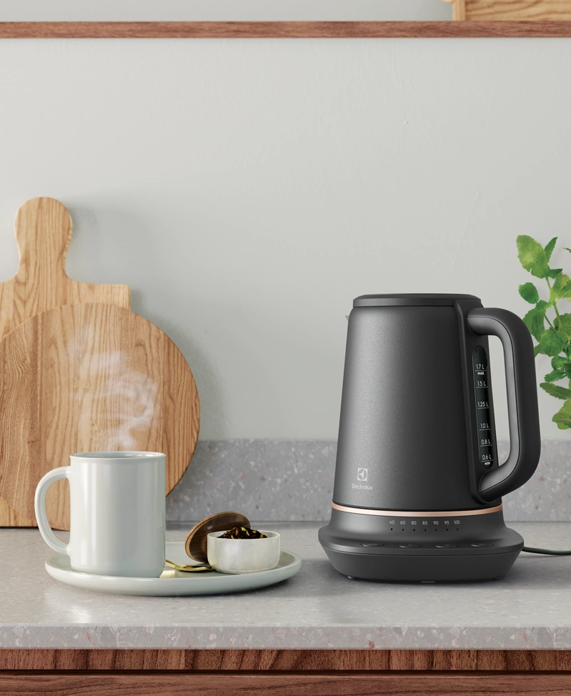 Электрочайник Electrolux E7K1-6BP с чашкой на кухонной столешнице