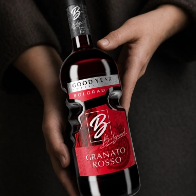 Бутылка GOOD YEAR Granato Rosso в руках